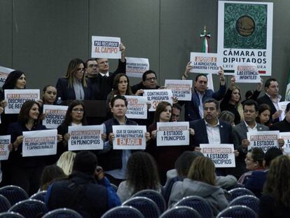 Diputados protestan durante la aprobación del presupuesto en México.