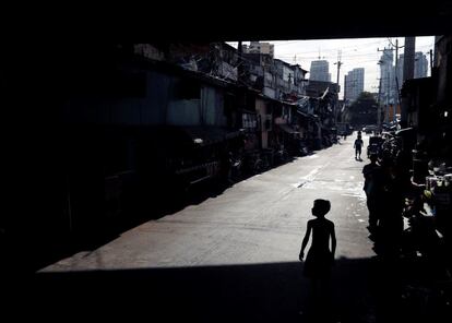 Niños en un barrio de chabolas en Manila (Filipinas).