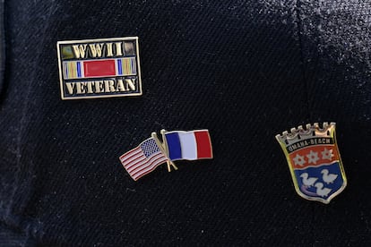 Detalle de las insignias en un sombrero de un veterano de guerra durante el acto en el Cementerio y Memorial Americano de Normandía, en Colleville-sur-Mer (Francia).