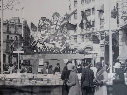 Espectacular parada de la llibreria Catalònia el dia de Sant Jordi de 1932, en una imatge de Gabriel Casas.