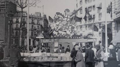 Espectacular parada de la llibreria Catalònia el dia de Sant Jordi de 1932, en una imatge de Gabriel Casas.