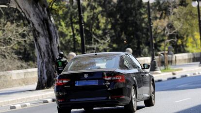 Un vehículo VTC circula por las calles de Valencia.