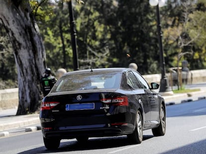 Un vehículo VTC circula por las calles de Valencia.