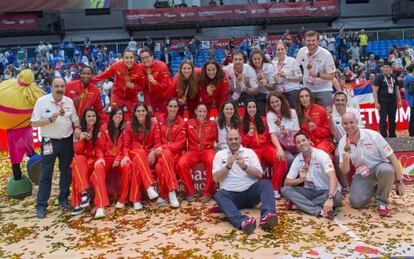 Las jugadoras y el cuerpo técnico posan con el bronce en el Eurobasket de Hungría.