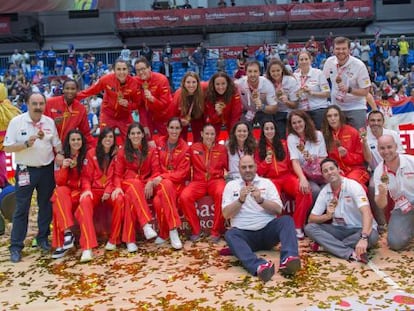 Las jugadoras y el cuerpo t&eacute;cnico posan con el bronce en el Eurobasket de Hungr&iacute;a.