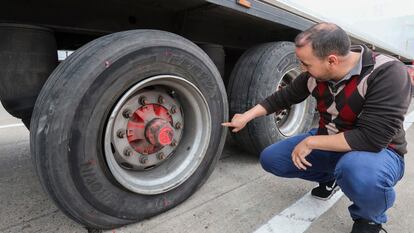 Los parones en el sector del transporte continúan y con ellos los incidentes en un gran número de polígonos industriales, como en este de Salamanca donde varios camiones aparecen con pinchazos de ruedas y camiones EFE/J. M. García
