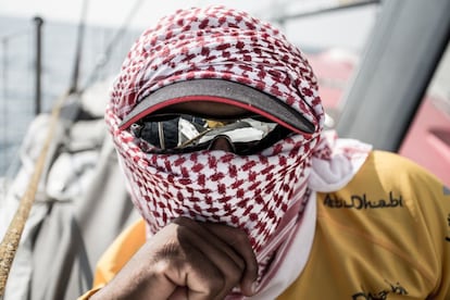 Adil Khalid, a bordo del Abu Dabhi Ocean Racing, se protege del sol con un protector casero.