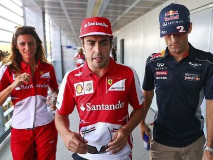 Alonso se dirige a una rueda de prensa acompa&ntilde;ado por Webber.