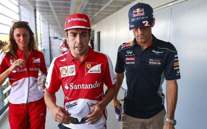 Alonso se dirige a una rueda de prensa acompañado por Webber.