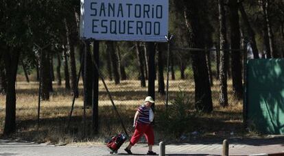 Una persona pasa ayer por delante del cartel del Sanatorio Esquerdo.