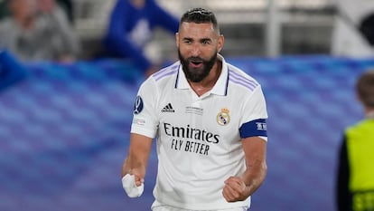 Karim Benzema, del Real Madrid, celebra su segundo gol en la Supercopa de Europa, el miércoles.