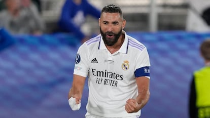 Karim Benzema, del Real Madrid, celebra su segundo gol en la Supercopa de Europa, el  miércoles.