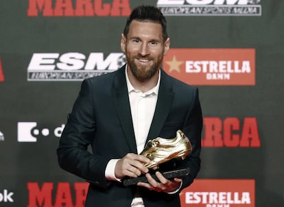 Messi amb la Bota d'Or que l'acredita com el màxim golejador de les lligues europees de la temporada 2018-2019, durant l'acte celebrat aquest dimecres a Barcelona.