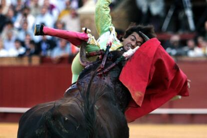 El quinto toro empitona la pierna derecha de Curro Díaz.