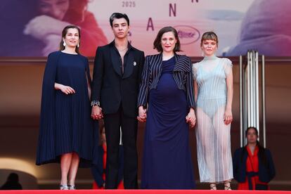 Desde la izquierda, la productora María Zamora, el actor Mitch Robles, la directora Carla Simón y la actriz Llúcia Garcia, en la entrada al Palacio de festivales de Cannes este miércoles al mediodía.