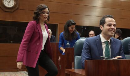 Primer pleno de investidura sin candidato de la historia de la Asamblea de Madrid. En la imagen, Isabel Díaz Ayuso (PP), Rocio Monasterio (Vox) e Ignacio Aguado (Cs). La celebración del pleno abre la posibilidad de una repetición electoral: si no hay presidente para el 10 de septiembre, habrá nuevos comicios en noviembre.