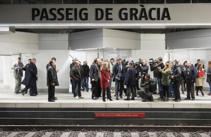 La ministra Ana Pastor, junto al consejero Santi Vila en la remodelada estación de paseo de Gràcia de Barcelona.