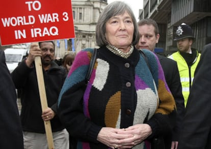 La ex titular para el Desarrollo Internacional, Clare Short, a la salida de su comparecencia ante la comisión británica que investiga la guerra de Irak