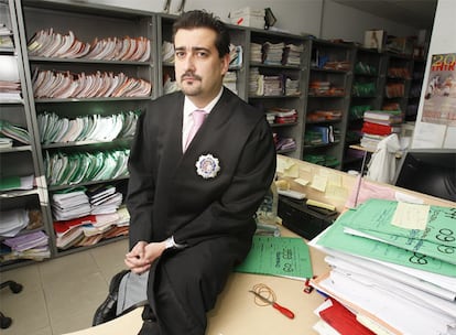 El juez Juan Manuel Larios Aleixandre, en las oficinas judiciales de Torrelaguna.