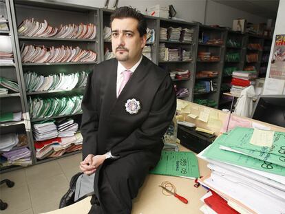 El juez Juan Manuel Larios Aleixandre, en las oficinas judiciales de Torrelaguna.