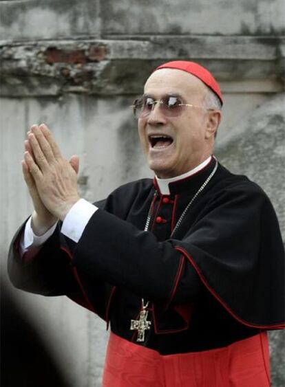 Tarcisio Bertone, secretario de Estado del Vaticano, en un viaje a Cuba.