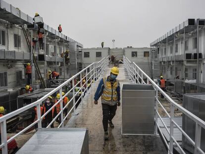 Operarios trabajan en el hospital de Huoshenshan en Wuhan.