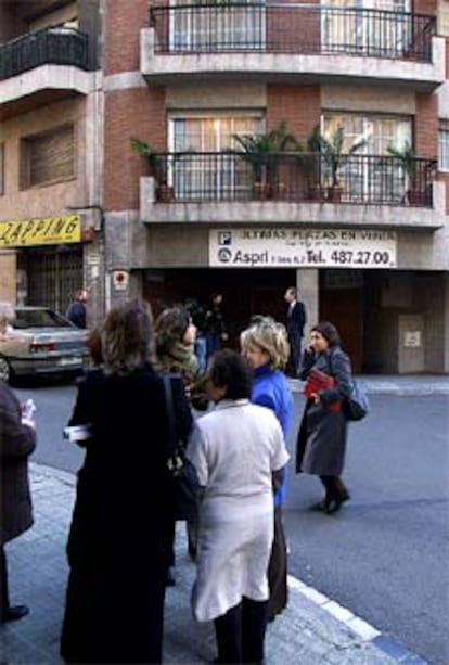 Un grupo de vecinos, el jueves, ante el lugar de los hechos.