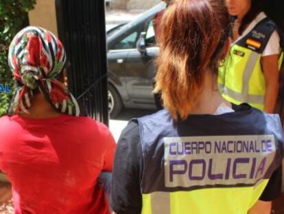 La policía detiene a 15 personas y desarticula una organización que obligaba a las víctimas a pagar entre 25.000 y 55.000 euros