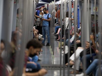 Viajeros en el interior de un vagón del metro de Madrid.