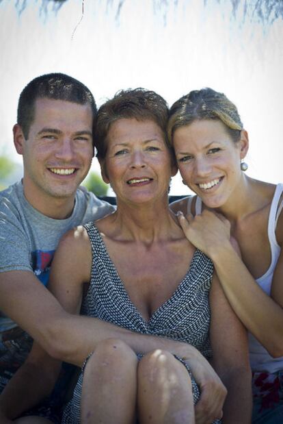 La turista holandesa extraviada, Mary-Anne Goossens, posa con sus hijos Fritz y Jantje.