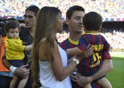 Messi, con su mujer y su hijo antes del partido.