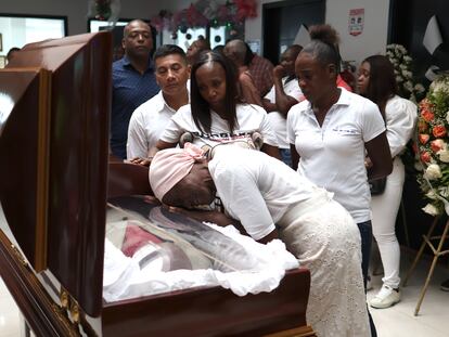 Familiares y amigos en el funeral del alcalde de Guachené, Elmer Abonía Rodríguez, asesinado a tiros en el departamento del Cauca, Colombia.