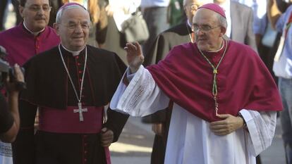 El arzobispo de Madrid, Carlos Osoro Sierra (derecha), acompañado por el nuncio en España, monseñor Renzo Fratini.