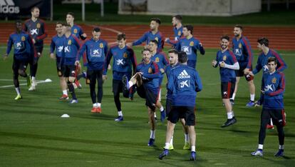 Sergio Ramos se entrena en el medio del grupo, este lunes en Las Rozas.