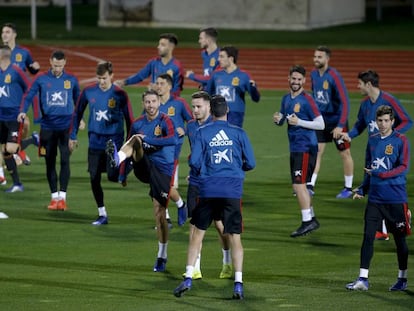 Sergio Ramos se entrena en el medio del grupo, este lunes en Las Rozas.