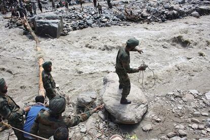 Soldados en las tareas de salvamento en el valle de Kedarnath Valley en India.