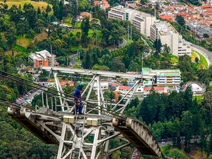 Un trabajador hace labores de mantenimiento en instalaciones del teleférico TransMiCable, en Bogotá, Colombia.