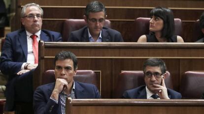 Pedro Sánchez (d) al lado de Patxi López (i), en el Pleno de investidura.