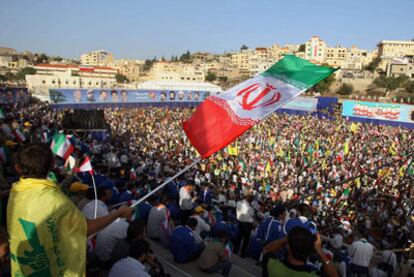 Miles de personas asisten al discurso del presidente iraní, Mahmud Ahmadineyad, ayer en Bint Jbeil, en el sur de Líbano.