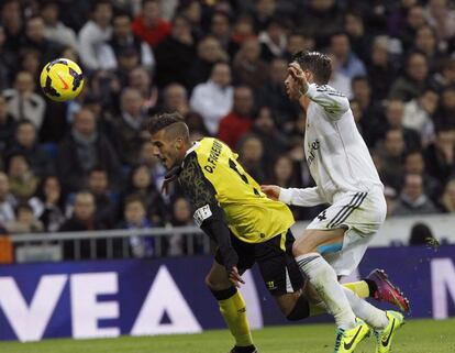 Sergio Ramos y Figueiras pugnan por el balón en la jugada que supuso el penalti que anotó Rakitic