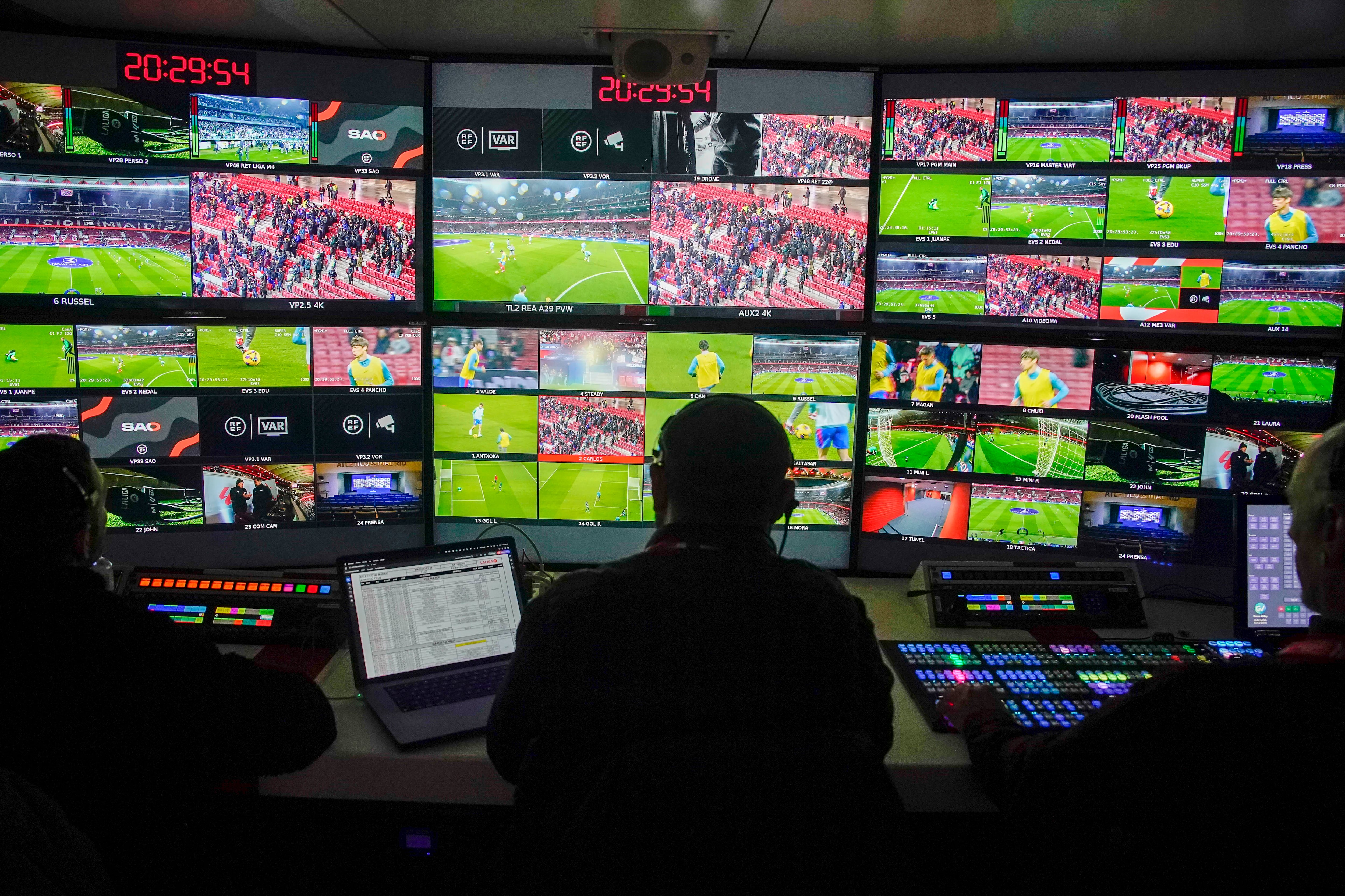 Cabina de control de realización de Mediapro durante un partido de fútbol de LaLiga.