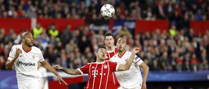 El jugador del Bayern Thiago trata de controlar el balón en una acción del partido.