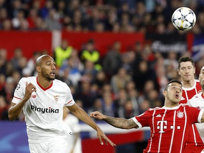 El jugador del Bayern Thiago trata de controlar el balón en una acción del partido.