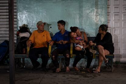 La hondureña familia Herrera descansa en Ciudad Hidalgo tras haber cruzado el río Suchiate, en la frontera entre Guatemala y México.