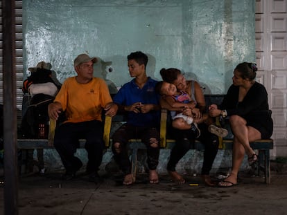 La hondureña familia Herrera descansa en Ciudad Hidalgo tras haber cruzado el río Suchiate, en la frontera entre Guatemala y México.