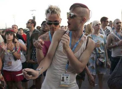 Asistentes al primer concierto de Benicàssim, que inauguró ayer el grupo punk Krakovia.