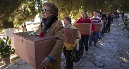 Vecinos de Cazalla de la Sierra (Sevilla) entierran a 109 fusilados en diciembre de 2013.