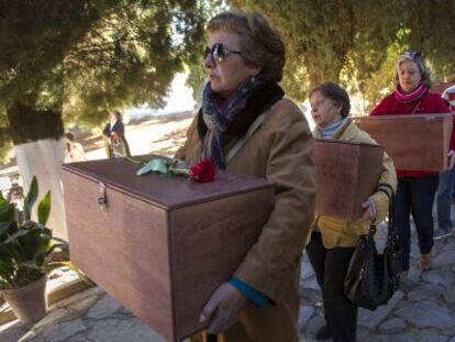 Vecinos de Cazalla de la Sierra (Sevilla) entierran a 109 fusilados en diciembre de 2013.