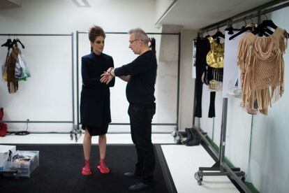 Jean Paul Gaultier con una modelo antes de su desfile