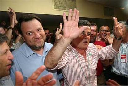 José Antonio Viera saludaba ayer tras su victoria en el congreso del PSOE de Sevilla. A la izquierda, Alfredo Sánchez Monteseirín.
